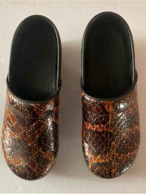 Sanita Womans SZ 9 Orange Brown Snakeskin-Effect Clogs